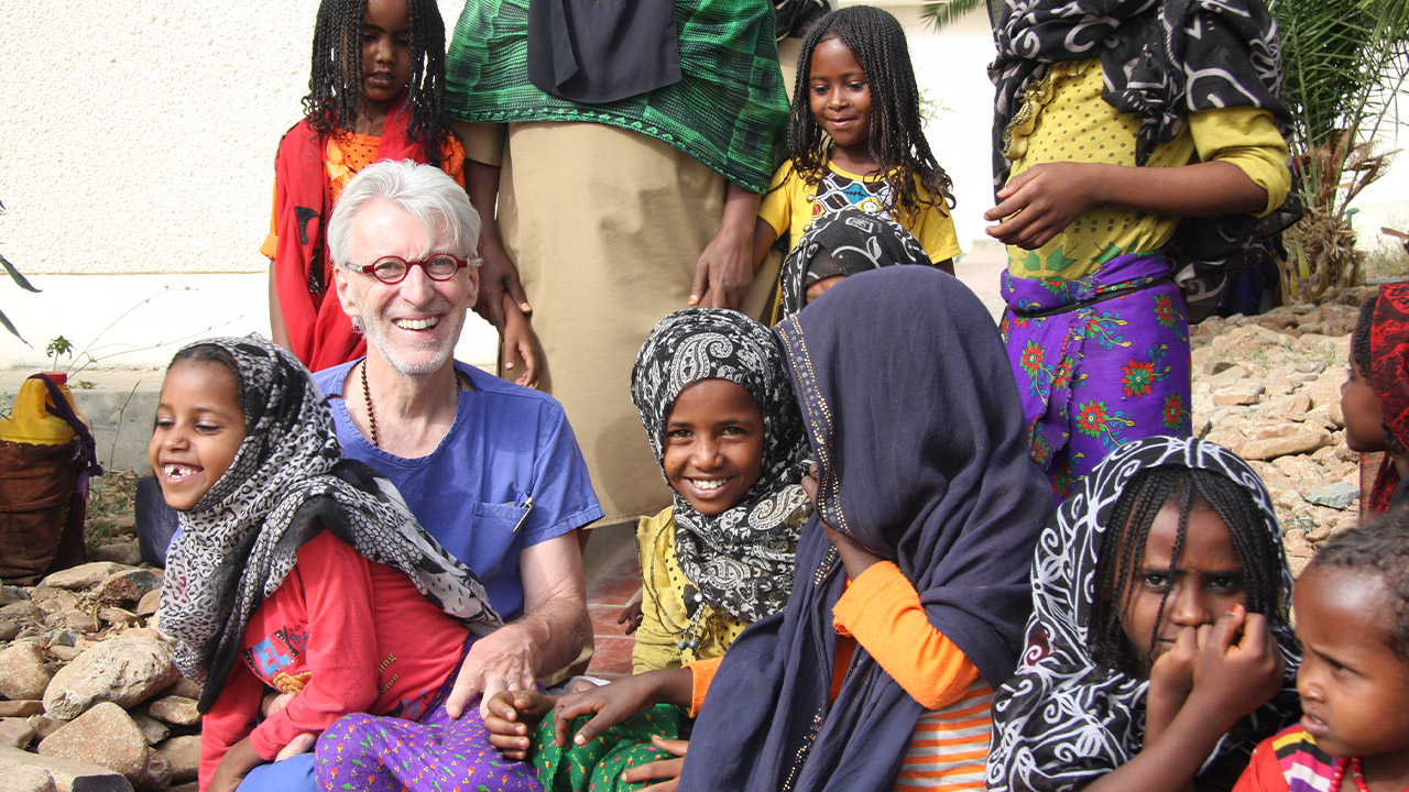 Dr. Ludwig Kronpaß mit kleinen Patientinnen vor Ort am Rand der Danakil.