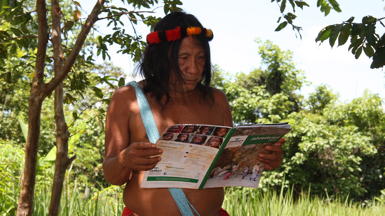 Häuptling Waiapi freut sich über die zahlreichen Aktionen zu Gunsten des Regenwaldes welche in unserem Jahresbrief abgebildet sind.