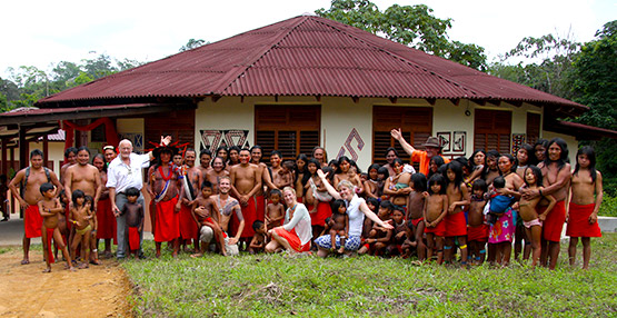 Die Waiãpi vor der Klinik