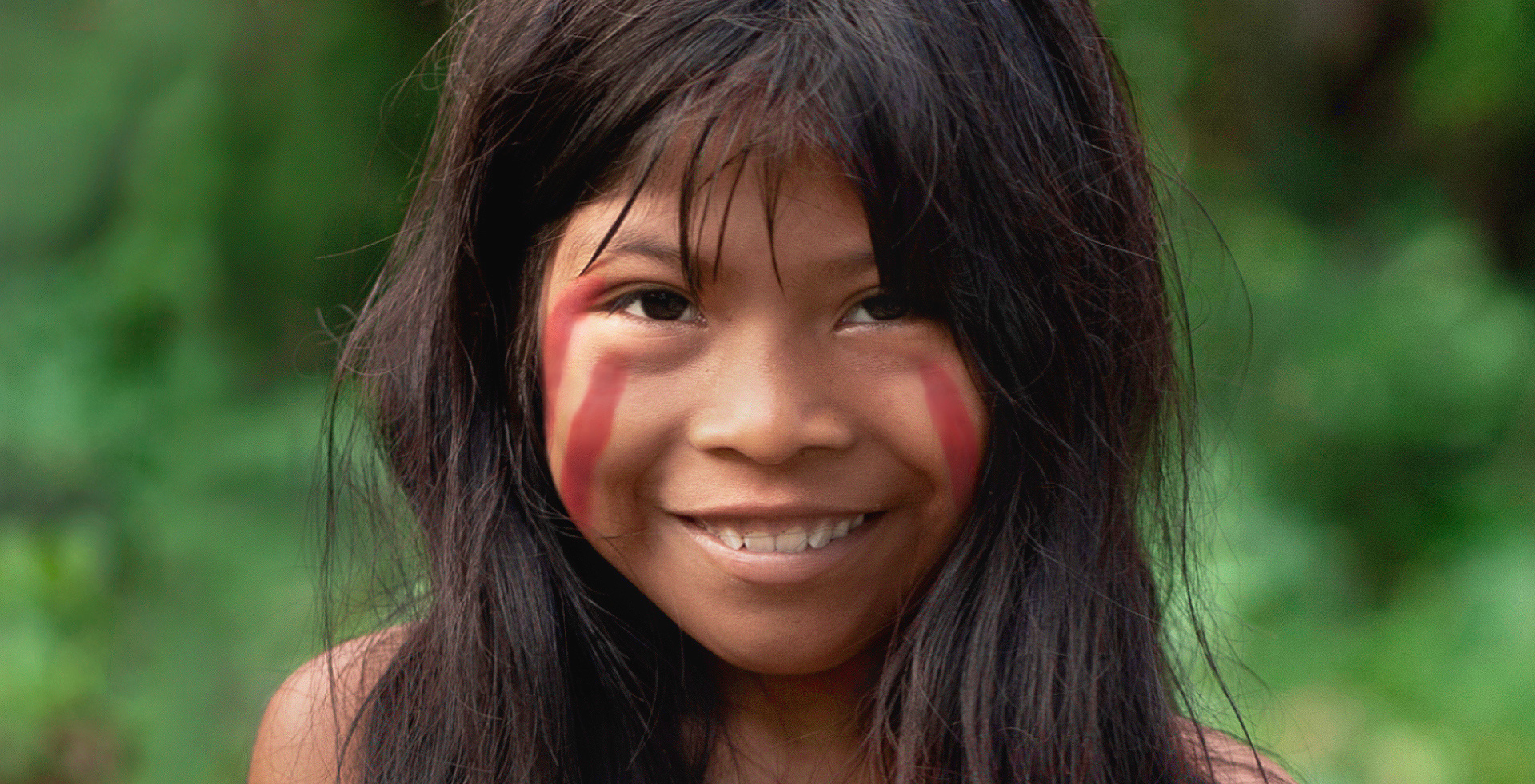 Indigenes Mädchen im Urwald