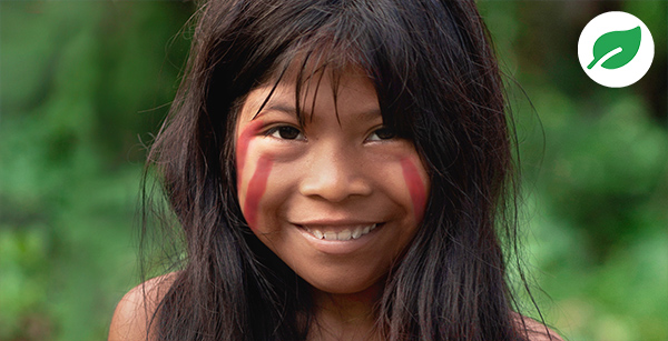 Lächelndes indigenes Mädchen