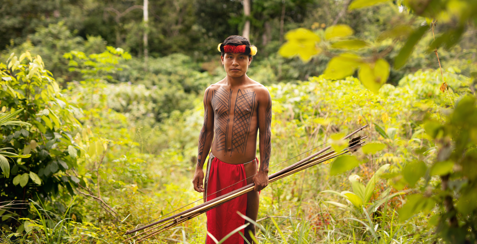Indigener Krieger der Waiãpi mit Pfeil und Bogen