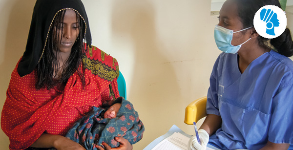 Äthiopische Mutter mit Säugling auf dem Arm neben Ärztin