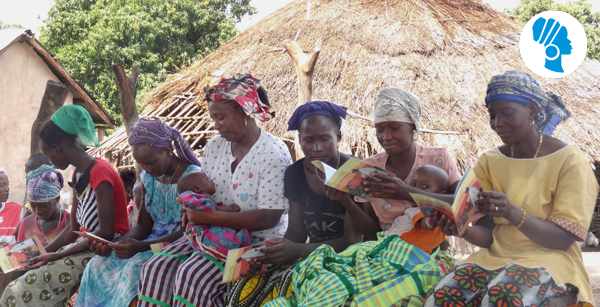 Einige Frauen mit dem Goldenen Buch in Guinea-Bissau