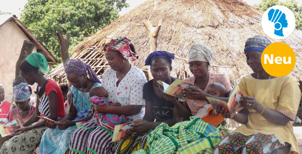 Einige Frauen mit dem Goldenen Buch in Guinea-Bissau