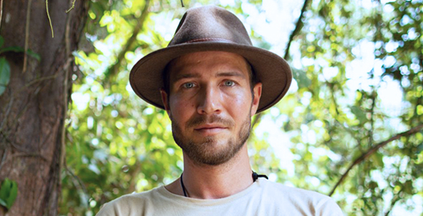 Roman Weber mit Hut und TARGET-Shirt im Urwald