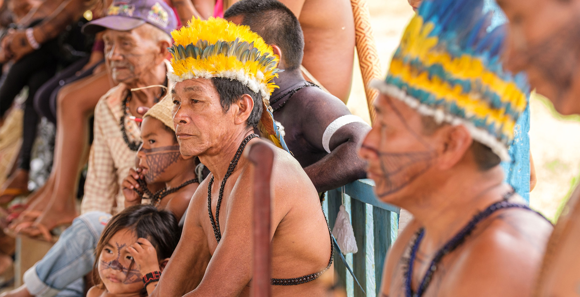 Die Munduruku mit indigenem Kopfschmuck