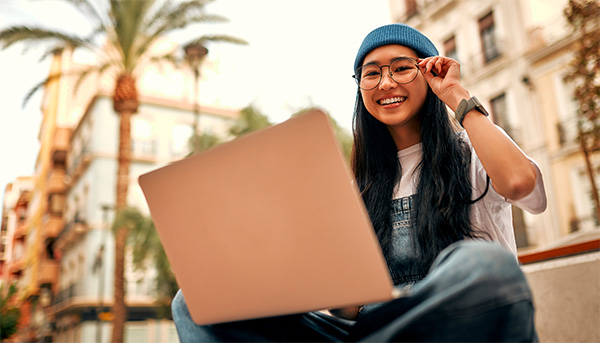 Ein Mädchen mit Laptop