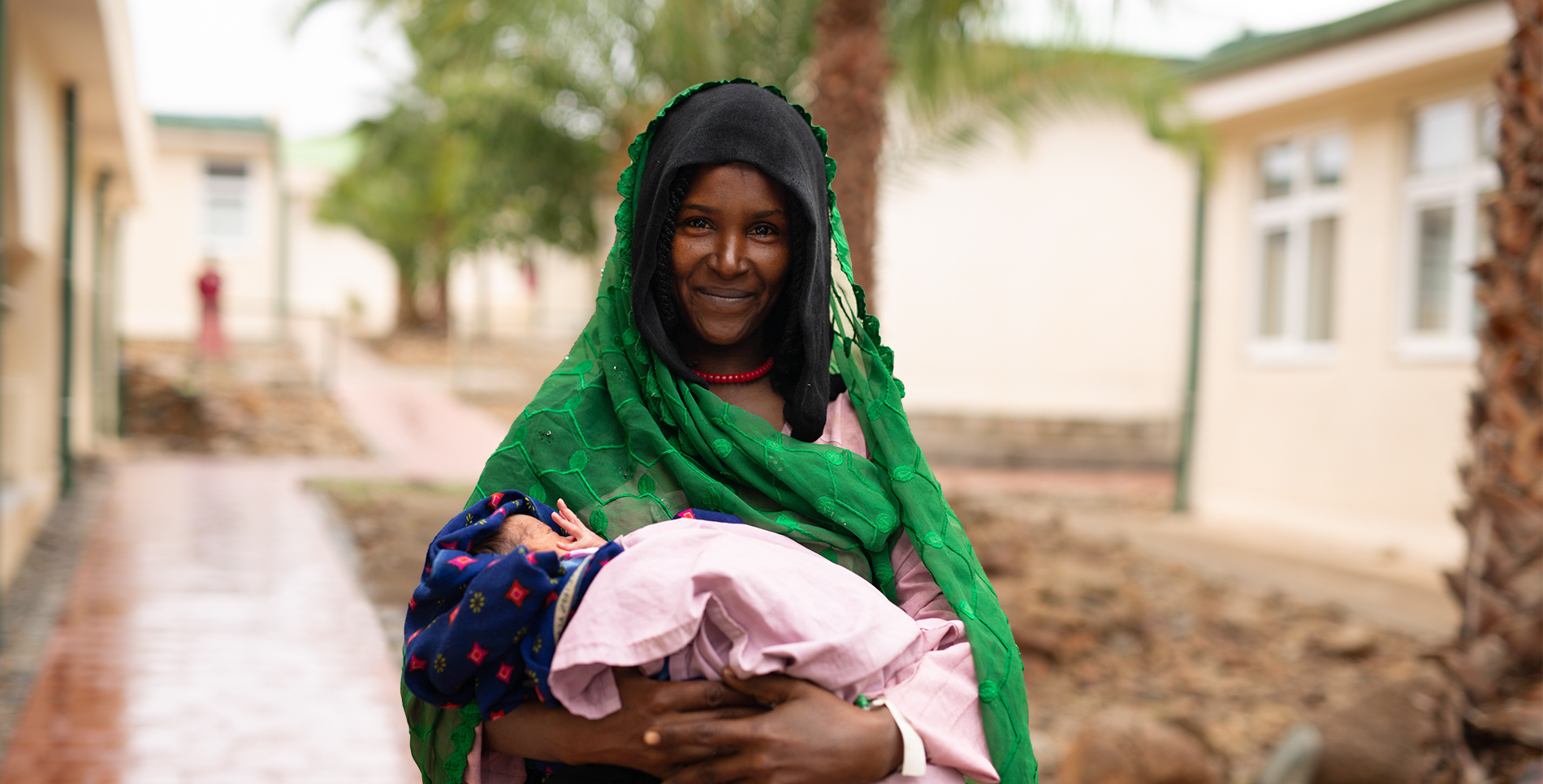 Afrikanische Mutter mit Säugling auf dem Arm