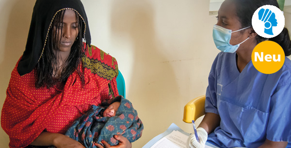 Äthiopische Mutter mit Säugling auf dem Arm neben Ärztin