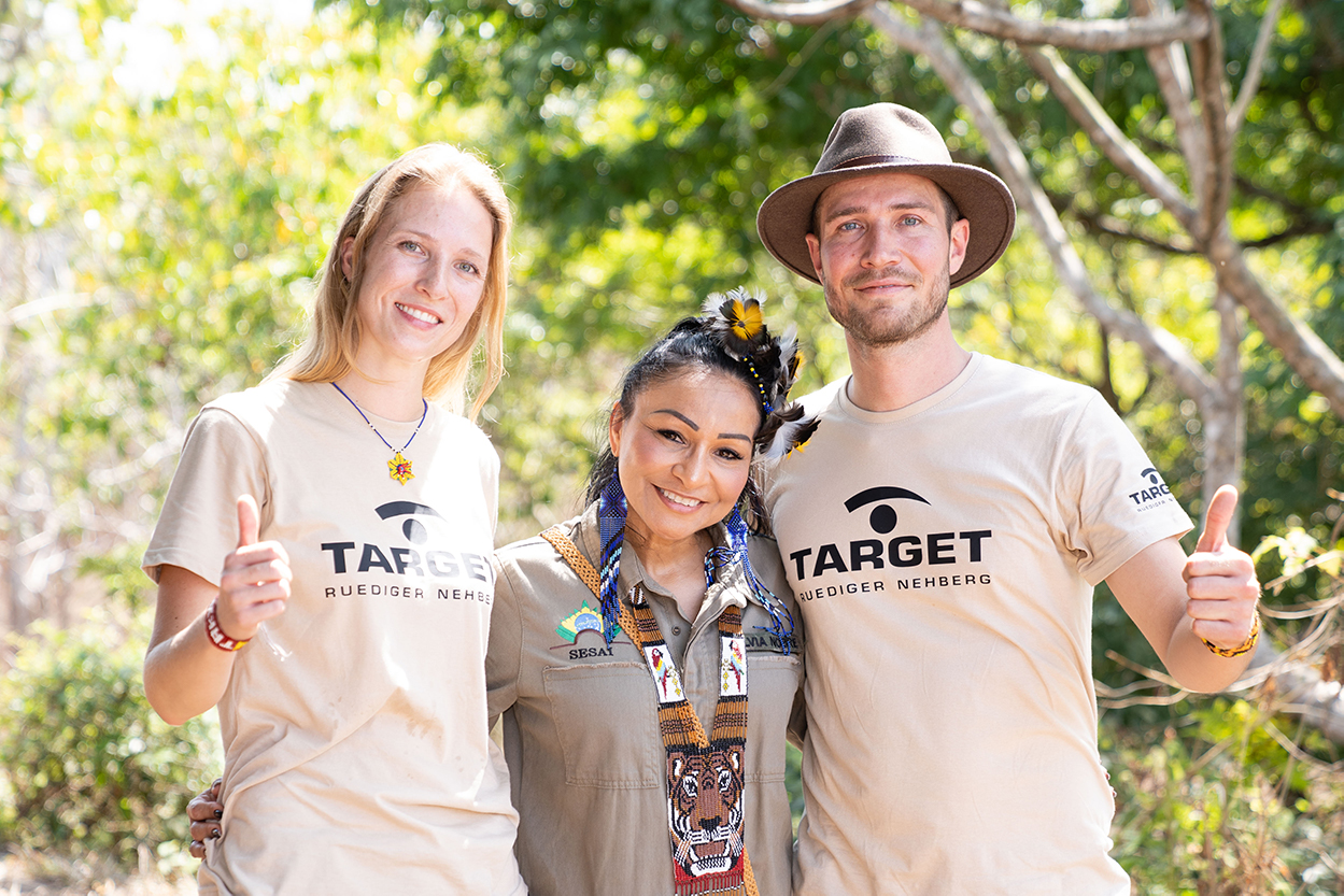 Silvia Waiãpi (mitte) mit Sophie und Roman Weber