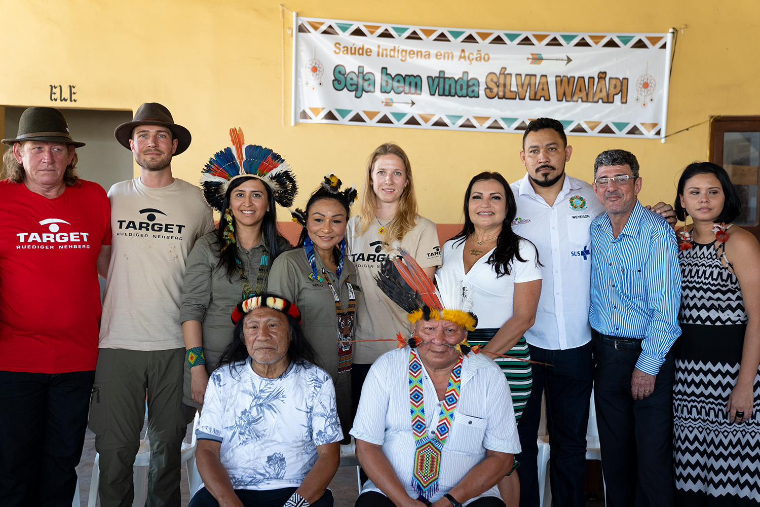 Vertreter verschiedener indigener Gruppen, der SESAI, der Indianerschutzbehörder FUNAI und der Regierung waren zur Vertragsunterzeichnung gekommen
