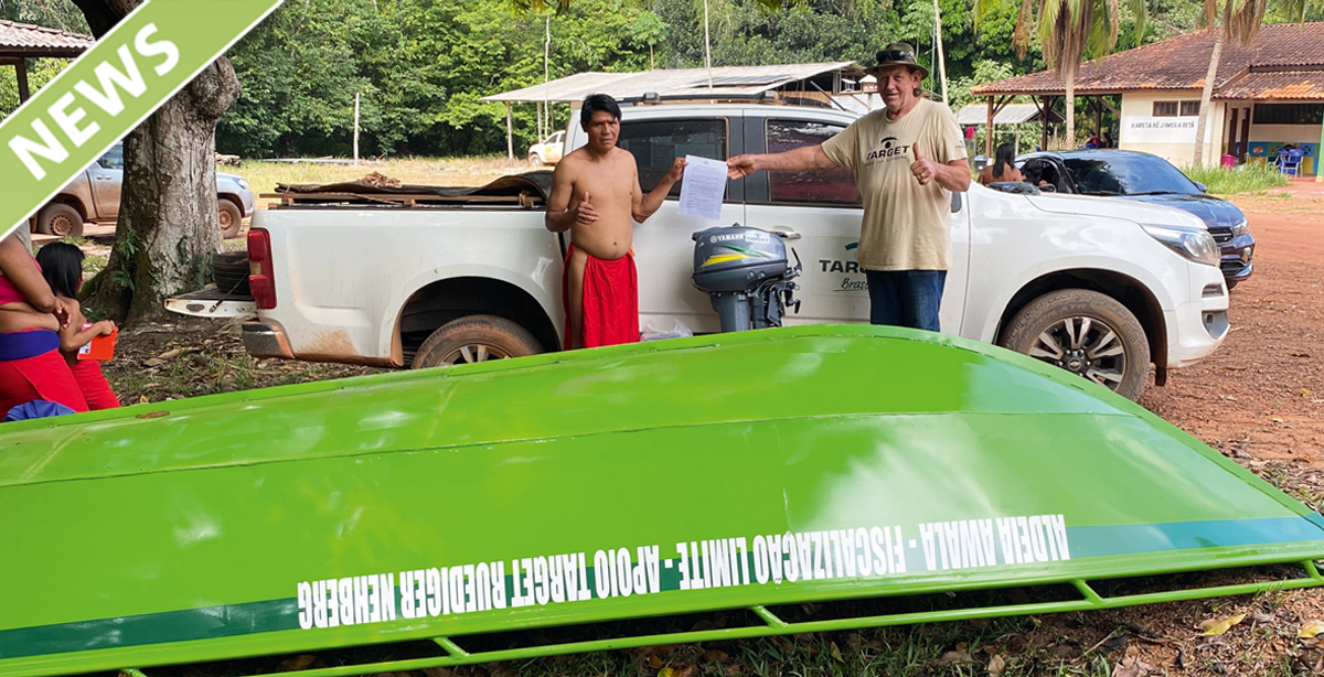 Grenzschutz im Amazonasregenwald: Boot und Bootsmotoren schützen Wassergrenzen der Waiãpi in Brasilien
