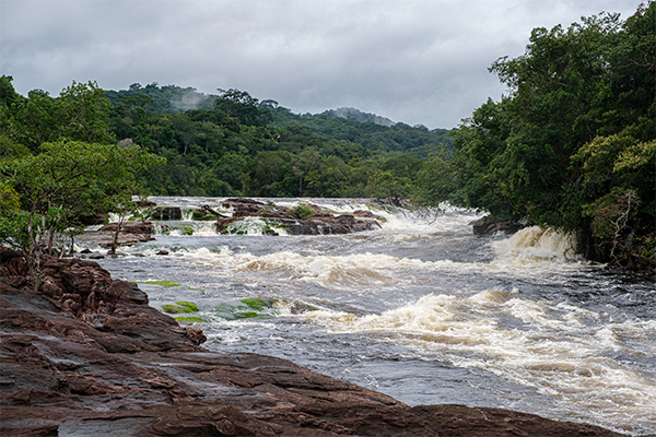 Der reißende Fluss Tapajós im Amazonasregenwald