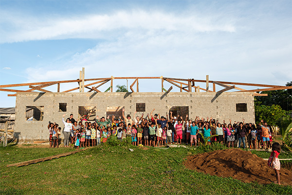 Leute vor dem Gebäude, das zu einer der beiden Krankenstationen bei den Munduruku ausgebaut wird