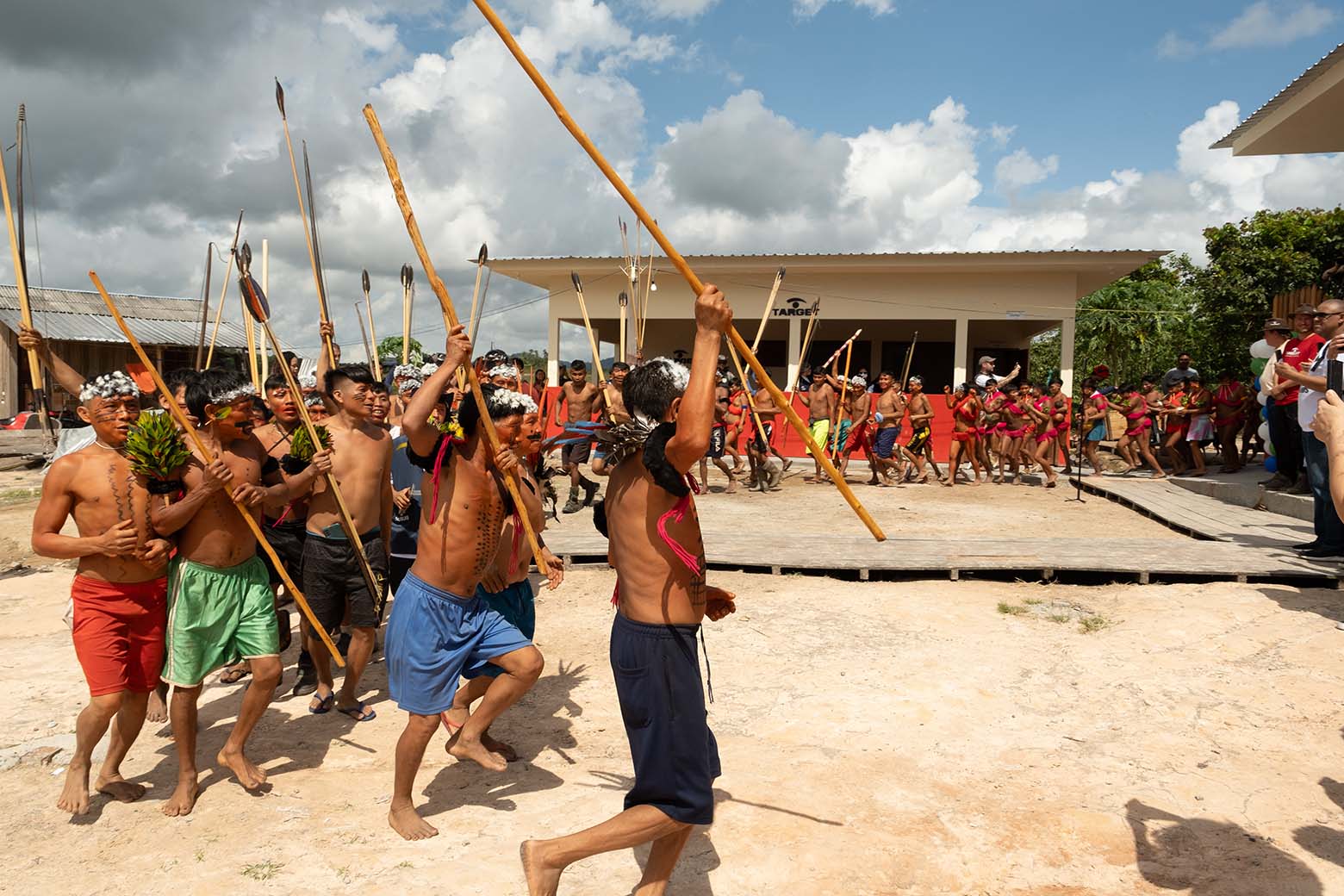 Mit traditionellen Tänzen empfangen die Yanomami die Klinik