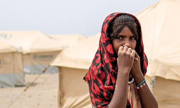 Afrikanisches, ängstlich aussehendes Mädchen