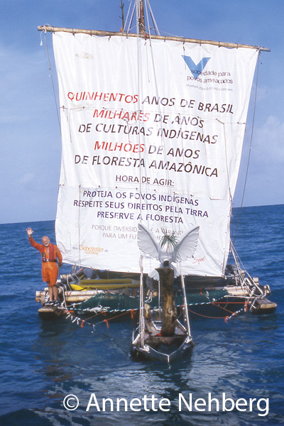 Rüdiger auf selbstgebautem Boot