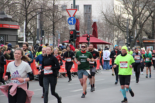 laufende Menschenmenge auf dem Berliner Halbmarathon