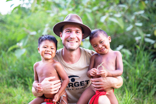 Roman mit zwei indigenen Jungs