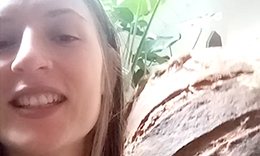 Frau mit einem Laib Brot