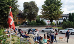 Dänische Flagge, versammelte Menschen auf Flohmarkt