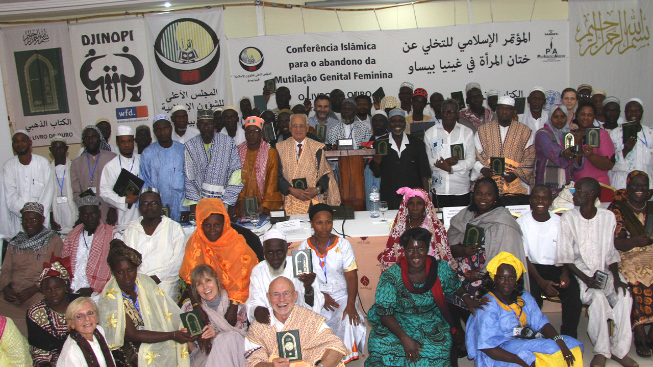 Schlussbild der erfolgreichen Konferenz zum Ende von FGM mit dem Goldenen Buch.