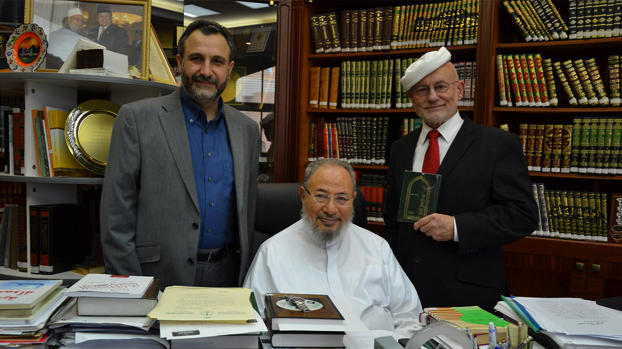 Gemeinsam gegen FGM. Tarafa Tarafa Baghajati, Yusuf al-Qaradawi ("Sprachrohr des Islam") und Rüdiger Nehberg.