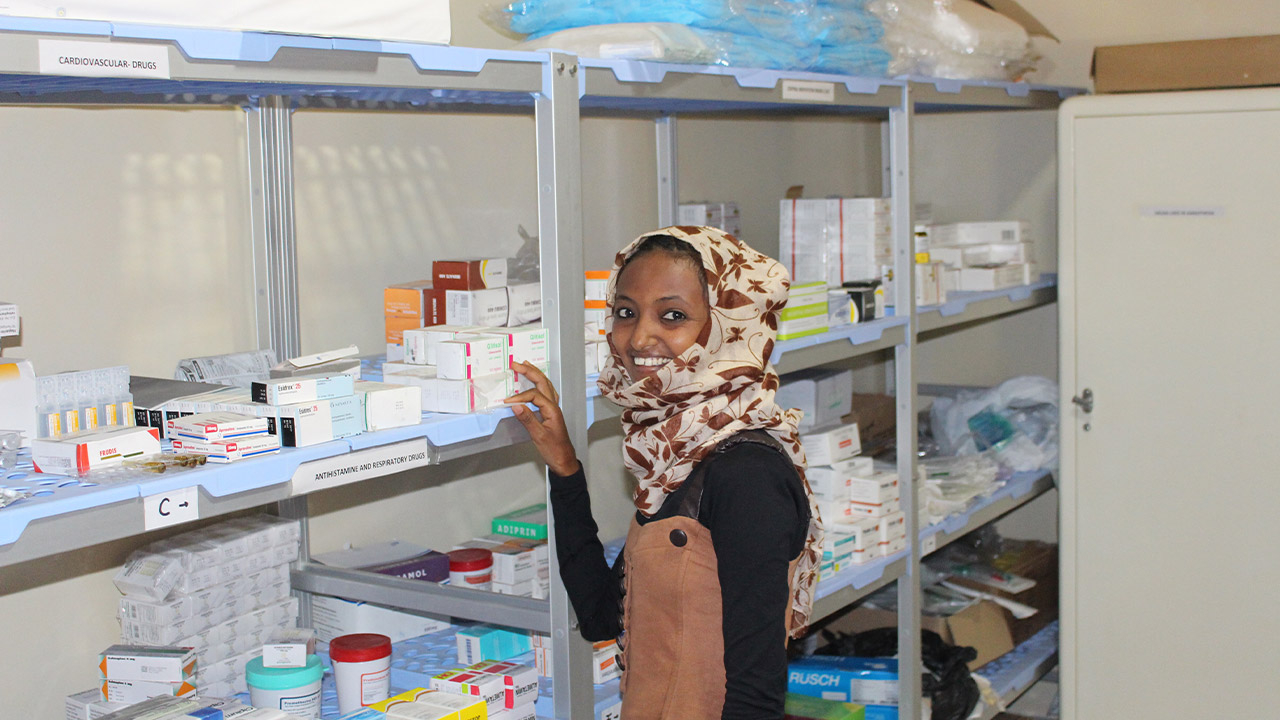 Apothekerin Juuma freut sich über die neue Medikamentenlieferung für die Klinik.