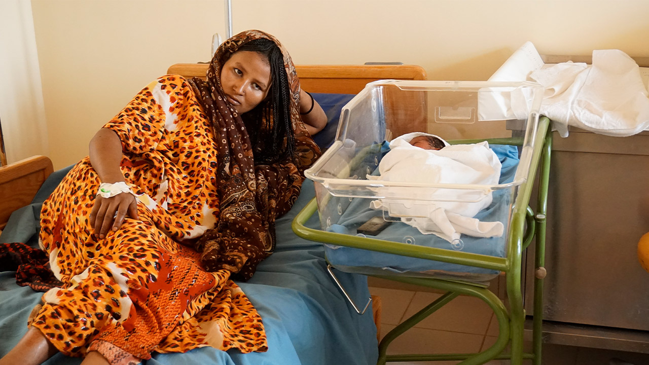 Glückliche Patientin mit Ihrem sicher geborenen Baby in unserer Klinik.