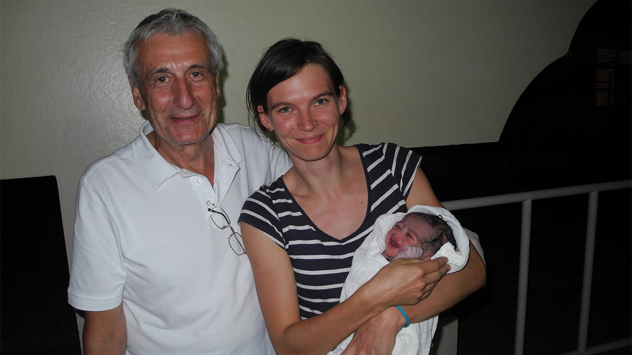 Dr. Klaus-Peter Sauer und Hebamme Julia freuen sich über das erste "TARGET-Baby", welches sicher geboren wurde.