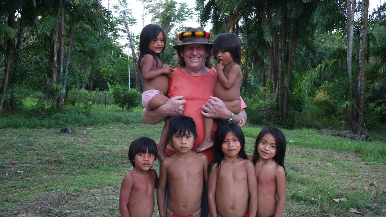 Die Waiapí lieben ihn: Baumeister Hosti José, der "TARGET-Hühne" im Urwald.