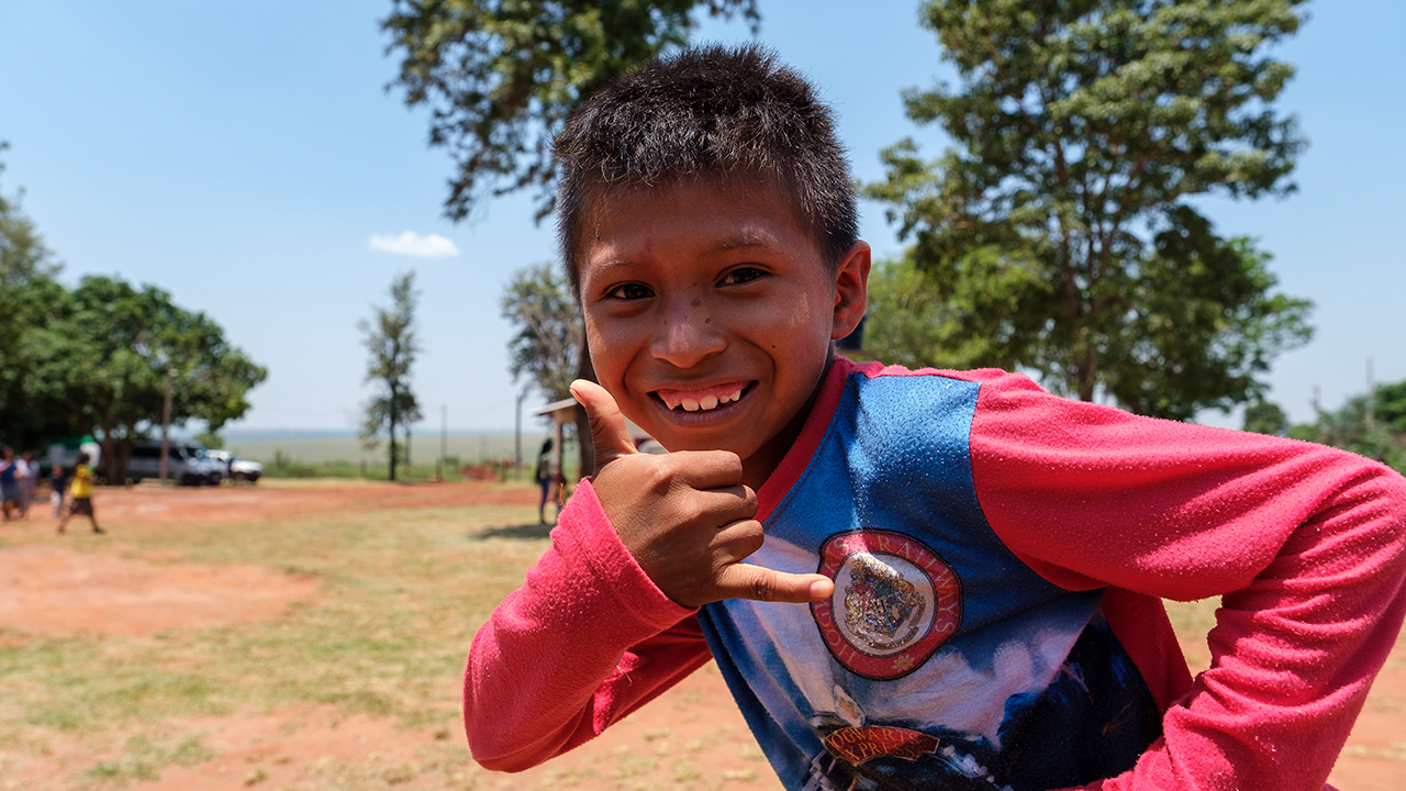Junge der Guarani-Kaiowá