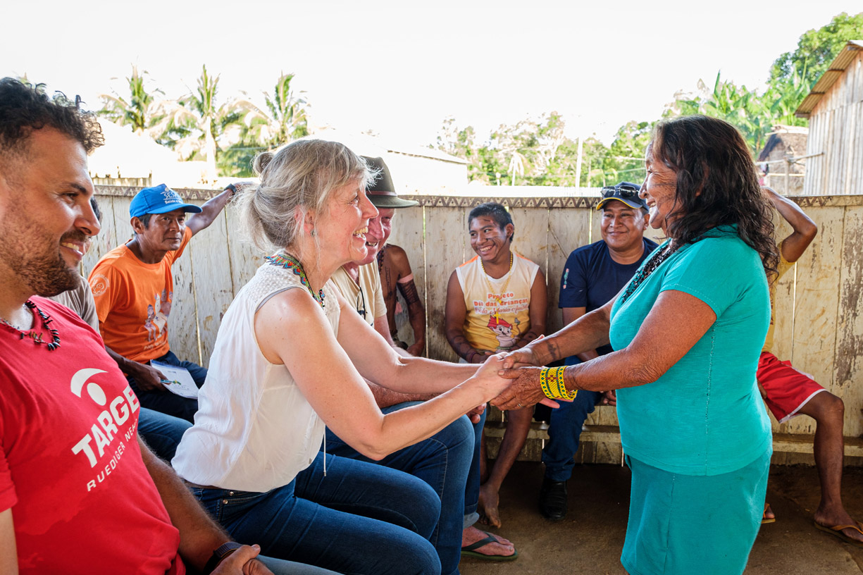 Eine Frau der Munduruku bedankt sich bei Annette