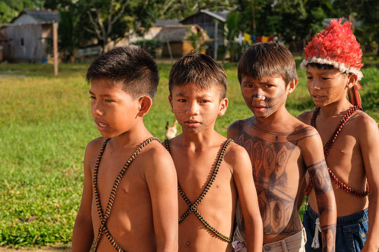 Jungen der Munduruku