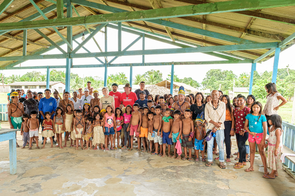 Baumeister Hosti Jose, Bauleiter Bryan Reys und Annette Nehberg (Mitte v. re.) mit Munduruku beim Besuch der Baustellen.